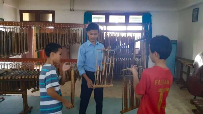 Mahasiswa Prodi Hukum Keluarga Islam Melatih Angklung Mahasiswa Prodi Hukum Keluarga Islam Melatih Angklung