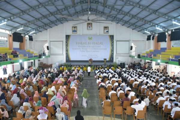 Pengelola dan Dosen Ikuti Acara Halal Bihalal Keluarga Besar Darunnajah Pengelola dan Dosen Ikuti Acara Halal Bihalal Keluarga Besar Darunnajah