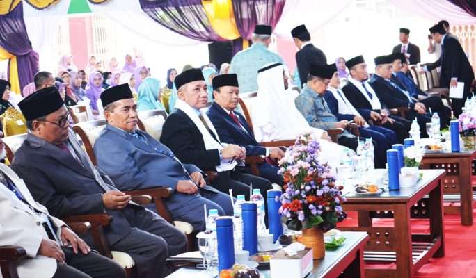 Ketua Perhimpunan Pengasuh Pesantren (P2i) KH. Tata Taufiq, memberikan gelar Kiai kepada Jusuf Kalla Ketua Perhimpunan Pengasuh Pesantren (P2i) KH. Tata Taufiq, memberikan gelar Kiai kepada Jusuf Kalla