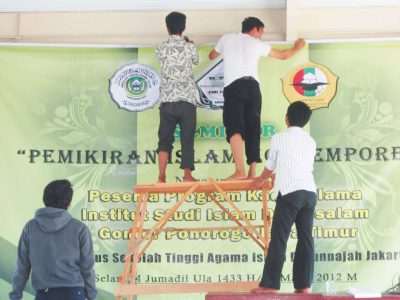 Gotong Royong untuk mempersiapkan Seminar 1 BEM 2011-2012 sedang mempersiapkan acara seminar
