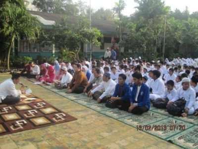 Praktikan PPL khalil dan Supardi mengikuti acara Maulid Nabi di sekolah Tri Mulia