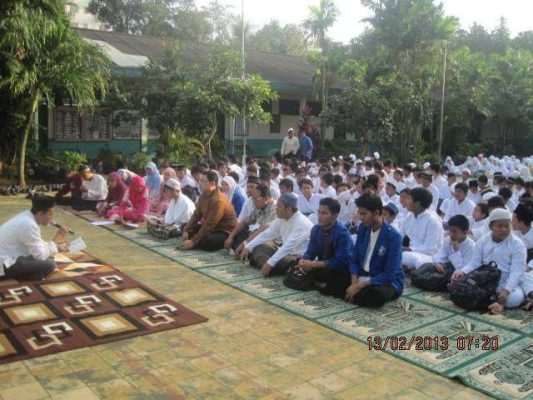 Praktikan PPL khalil dan Supardi mengikuti acara Maulid Nabi di sekolah Tri Mulia