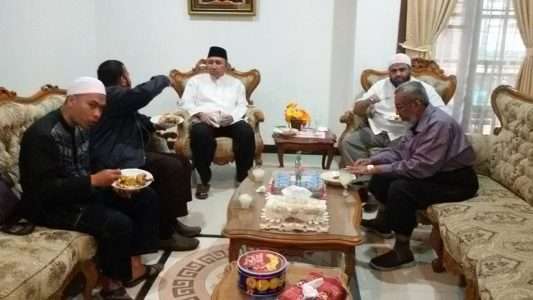 Pimpinan Darunnajah Dr.K.H. Sofwan Manaf bersama Syeikh Dr. Samir Al Mu'abbar (baju ungu), dekan Bahasa Arab Universitas Malik Abdul Aziz Jeddah, Penataran Dauroh Bahasa Arab dan Al Quran di Darunnajah Jakarta, 18-21 April 2016