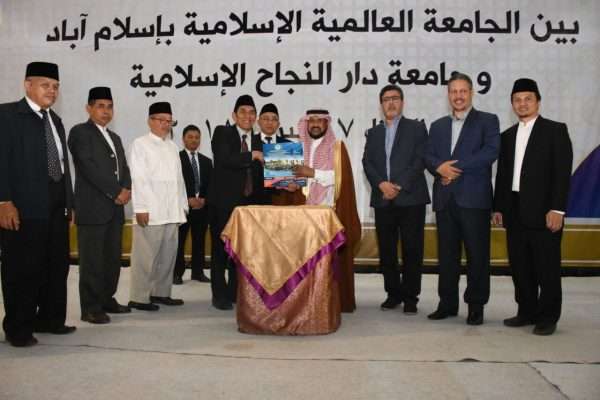 رئيس الجامعة يلتقي بطلاب وطالبات وأساتذة وأستاذات جامعة دار النجاح في إندونسيا