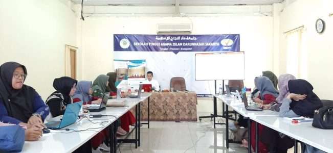 Praktikum Pembekalan Penulisan Karya Ilmiah Bagi Mahasiswi PIAUD