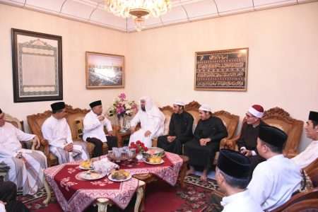 Syaikh Dr. Hasan Bukhari Imam Masjdil Haram Berkunjung ke Darunnajah dan Berdiskusi tentang Bahasa Arab dengan Beberapa Dosen STAIDA