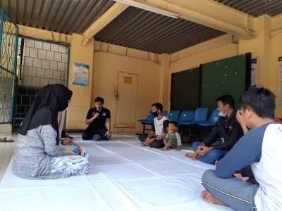 Praktek pemotongan hewan qurban oleh mahasiswa STAI Darunnajah ﻿