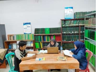 Mahasiswa Prodi MPI Memanfaatkan Perpustakaan STAIDA untuk Mencari Referensi Laporan PPL