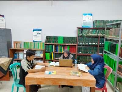 Mahasiswa Prodi MPI Mencari Referensi Laporan PPL Di Perpustakaan Darunnajah