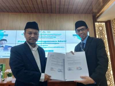 Pimpinan PP Ma'had Darulhusna Bogor, Dr KH Pahrurroji M Bukhori MA (kiri) dan Wakil Rektor III Universitas Darunnajah Jakarta, Ustadz Hendro Risbiyantoro MS, meneken kerja sama kedua Lembaga di Jakarta, Selasa (8/11/2022). (Foto: PP Ma'had Darulhusna Bogor)
