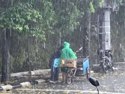 Menerjang Hujan, Jalankan Rutinitas – Dewan Mahasiswa