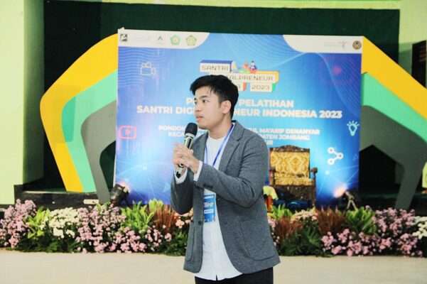 Mahasiswa Administrasi Bisnis Universitas Darunnajah, Jadi mentor Santridigitalpreneur