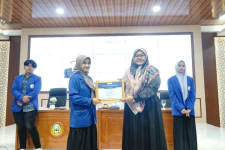 Mahasiswa Berprestasi: Husnul Hayati, program studi Administrasi Bisnis Fakultas Bisnis Universitas Darunnajah Tahun 2023/2024