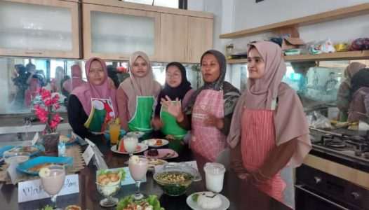 Kurikulum berbasis keterampilan: Mahasiswa Semester 3 Prodi PIAUD Praktik Memasak dalam Mata Kuliah Kesehatan dan Gizi AUD